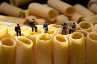 miniature-people-playing-with-food-by-christopher-boffoli-1